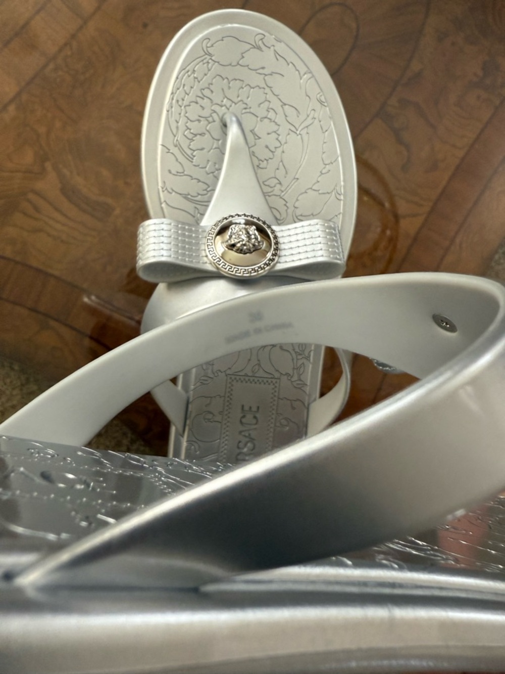 🩶 Versace Palazzo Silver Metallic Ribbon Bow Medusa Flip Flops Sandal 9 🩴 - Picture 5 of 7